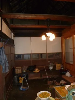 再生前は薄暗く土間がむき出しでした。