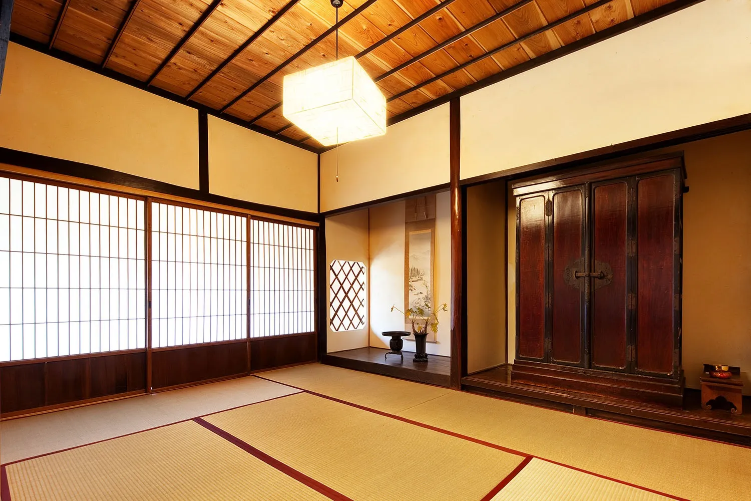 座敷は傾きや歪みを修正し、元通りに復元しました。<br>「良いものは、変えません。」