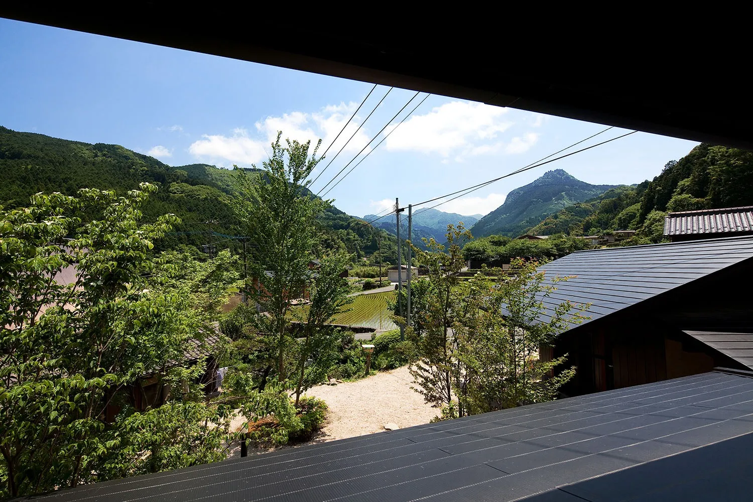2Fの窓より求菩提(くぼて)山を望む。