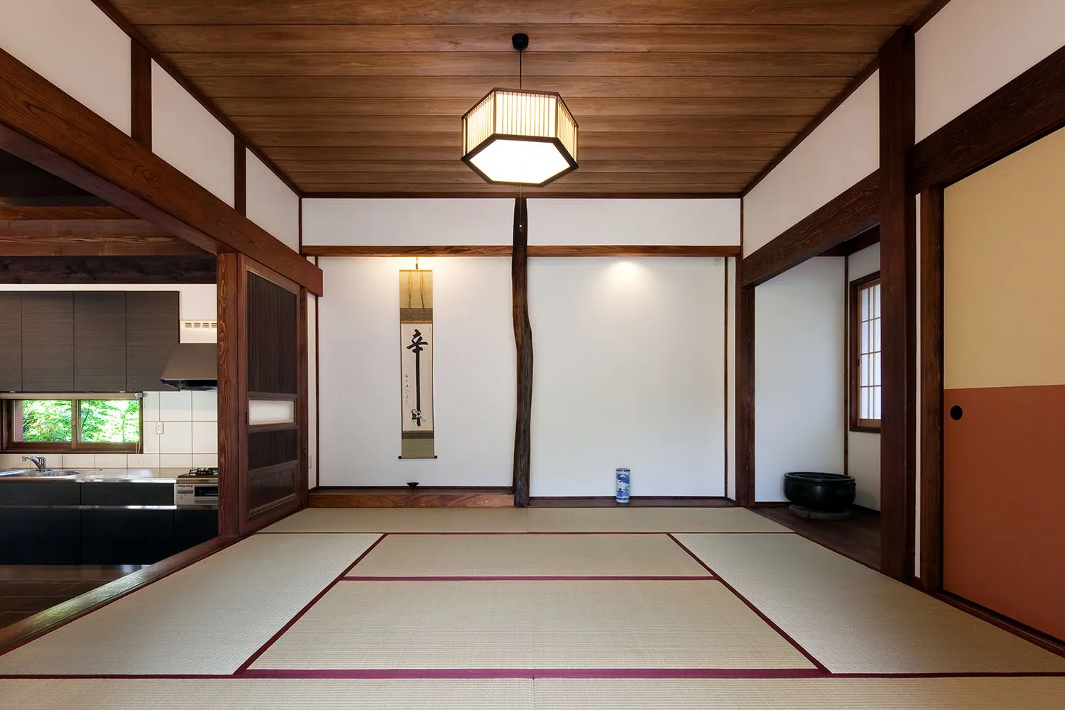 今回の蘇生で床柱は江戸時代の栗の木に換えました。<br>自然な曲線が優しい床柱。<br>塗装は全て漆で仕上げています。<br>耐震性を考え、新たにケヤキ古材の差鴨居(さしかもい)を入れたことにより、強度も上がり力強く見えます。