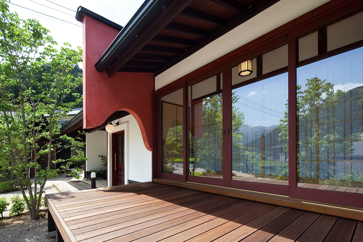 この家のポイントでもある朱色のウダツ。<br>建具は木製枠にペアガラスを組み込んでいます。