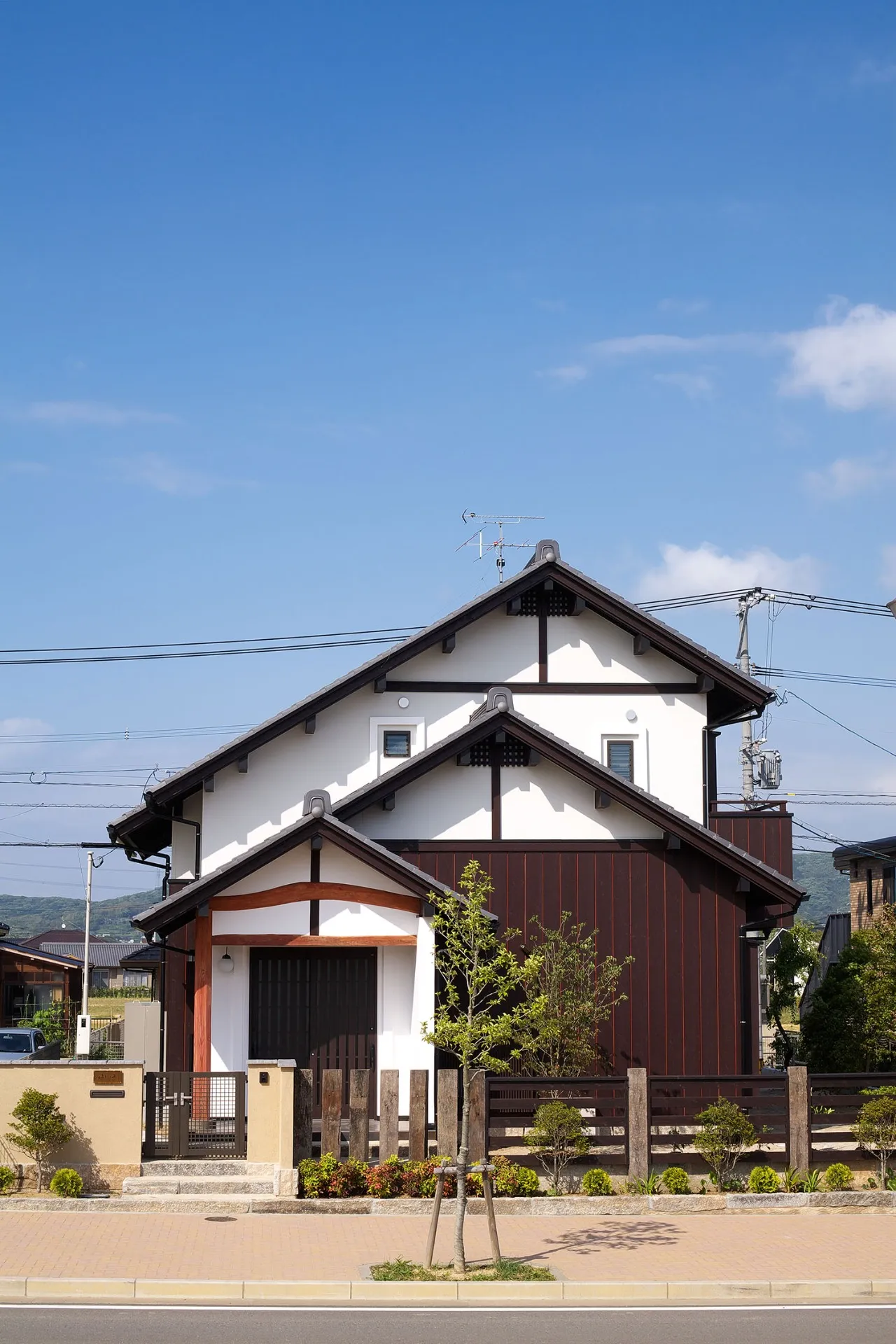色・カタチ良い感性が家の表情を豊かにしています。<br>玄関入口も艶が出ていてシンプルに仕上がりました。
